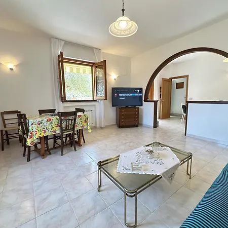 Chris Holiday home *